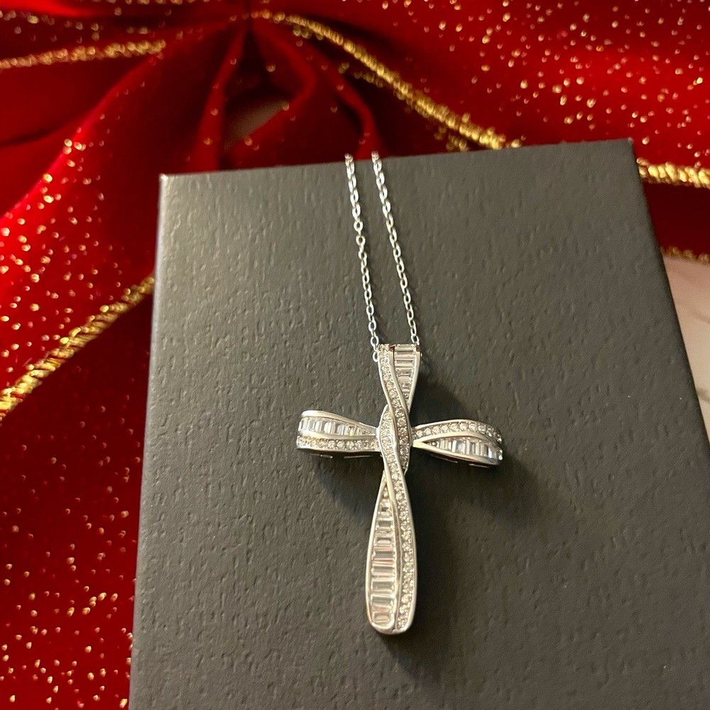 Silver cross chain with zirconia